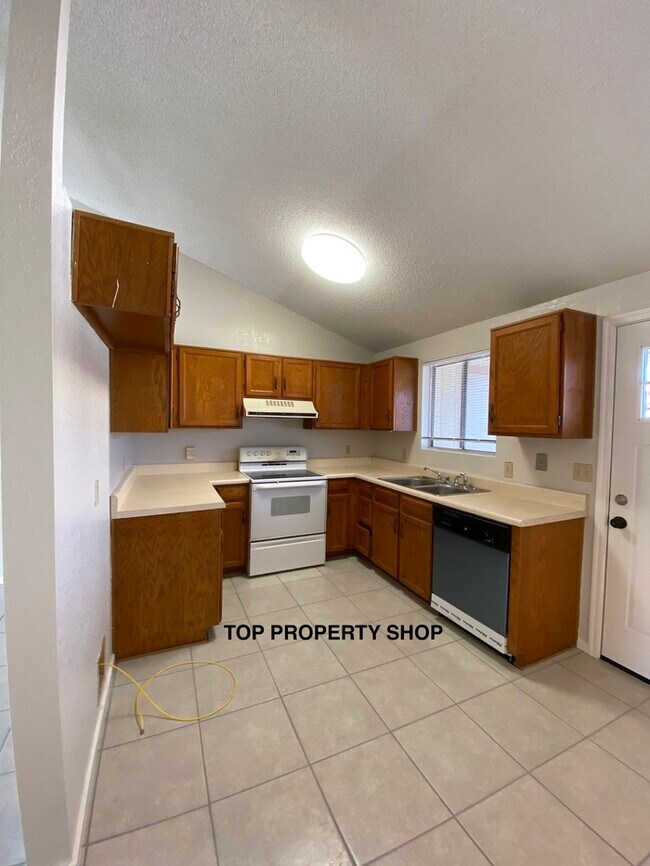 Building Photo - 2 BEDROOM CONDO!