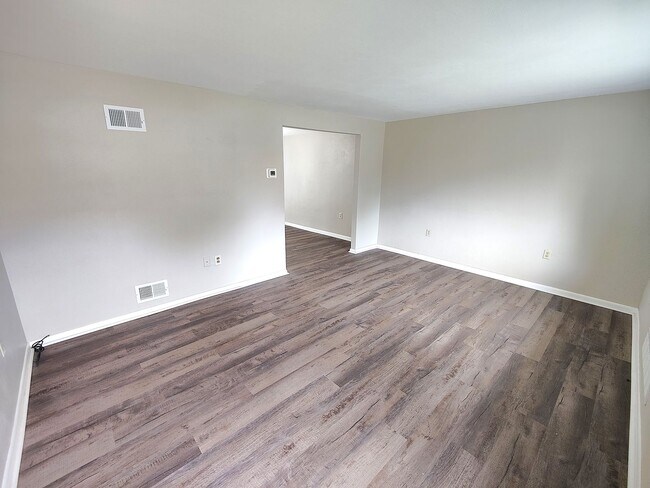 Foto del edificio - *Recently Updated 2BD/1.5BA Townhouse Available for Rent in West Mifflin*