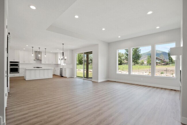 Building Photo - Cozy, Bright, and Spacious Home Nestled in Midway