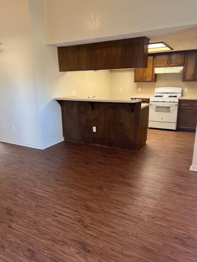 Building Photo - 1006