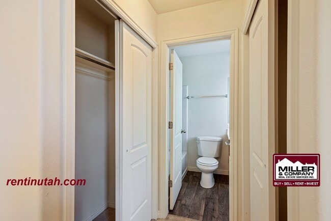 Building Photo - Cute Town House in gated community!!