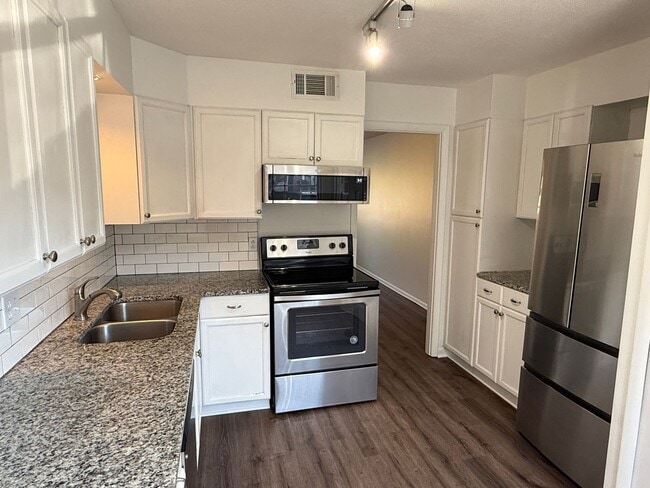 Building Photo - 4605 Hedgemore Dr