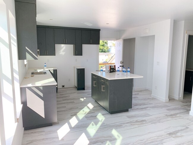 Building Photo - 828 N Garden St