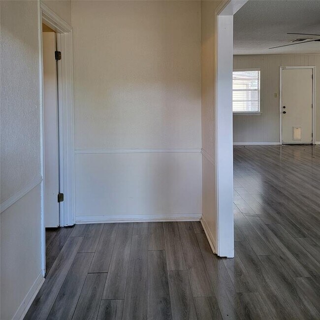 Building Photo - 2306 Elmgate Dr