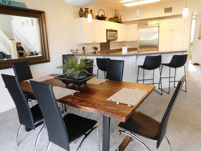 Foto del edificio - Fully Furnished 3BR/3BA Twnhs w/Prkg for 2 - Available Now