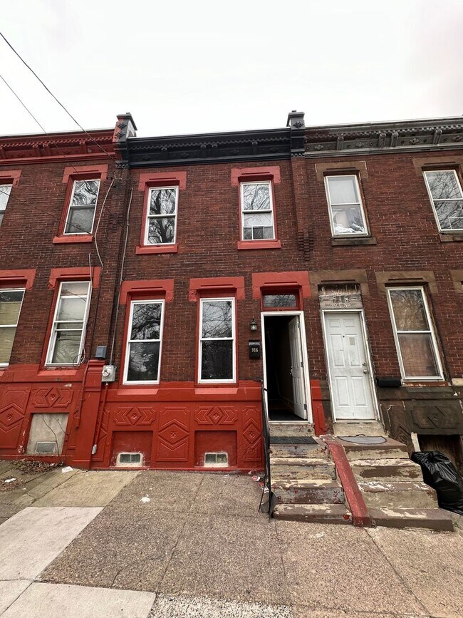 Building Photo - 916 W Cambria Street  - ??3 Bedroom / 1.5 ...