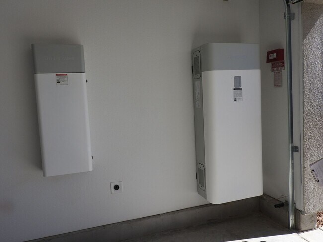 Foto del edificio - Brand New Smart Home in Granite Bay Beauty With Solar!!