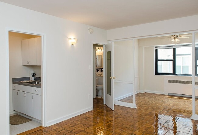 Apartamento de un dormitorio con sala de estar y estudio. - The Diplomat