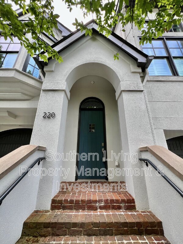 Building Photo - 220 Wendover Heights Cir