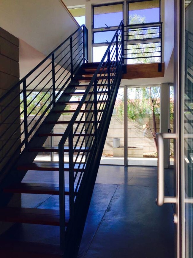 Modernos industriales, las escaleras flotantes - 200 E Francis Dr