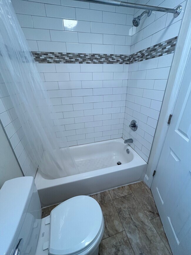 Full 3-piece bathroom - 2917 W Susquehanna Ave