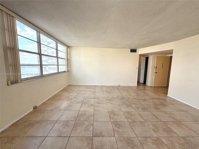 Foto del edificio - 1351 NE Miami Gardens Dr
