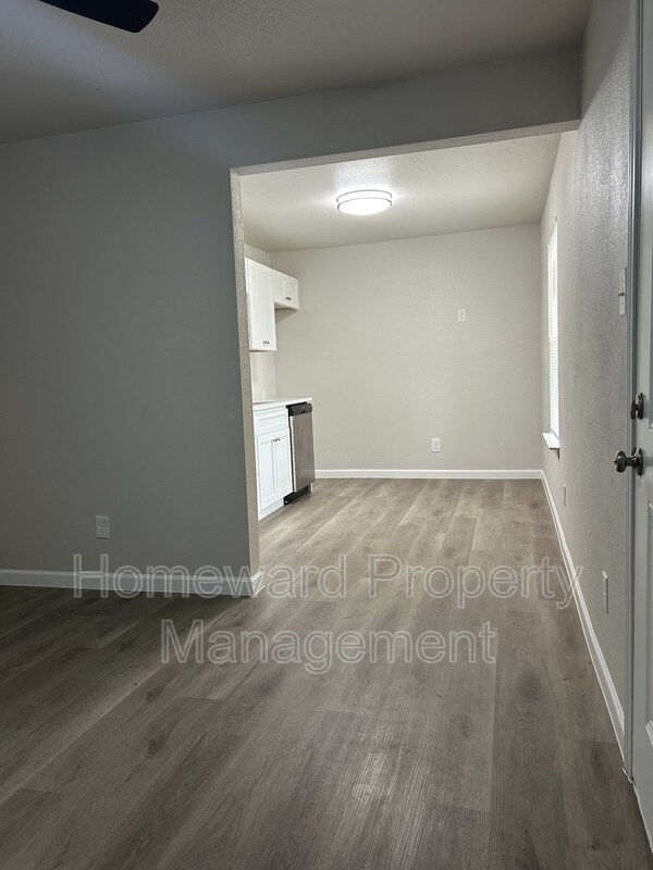 Foto del edificio - 407 N Justin Ave