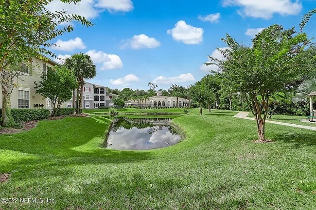 Lago cerca del edificio - 3591 Kernan Blvd S