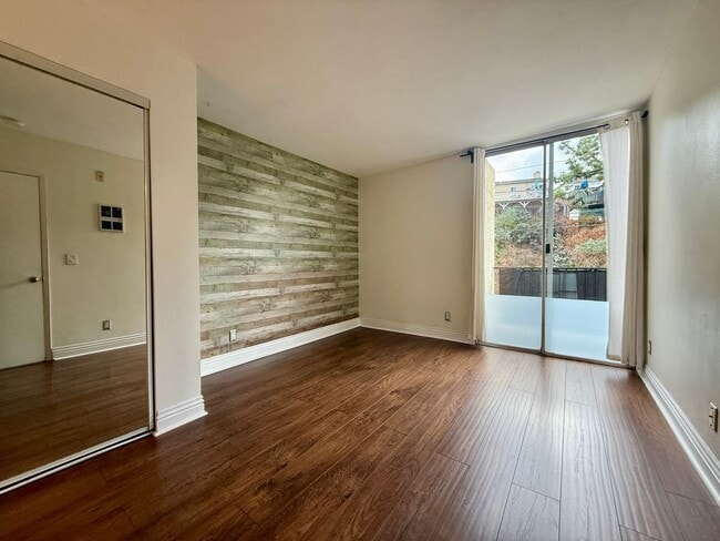Building Photo - Location! Location! 1 Bedroom Condo in Mis...