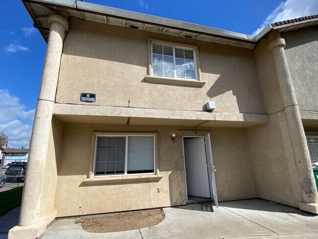 Building Photo - Spacious, 3 Bed, 2 Bath Townhouse