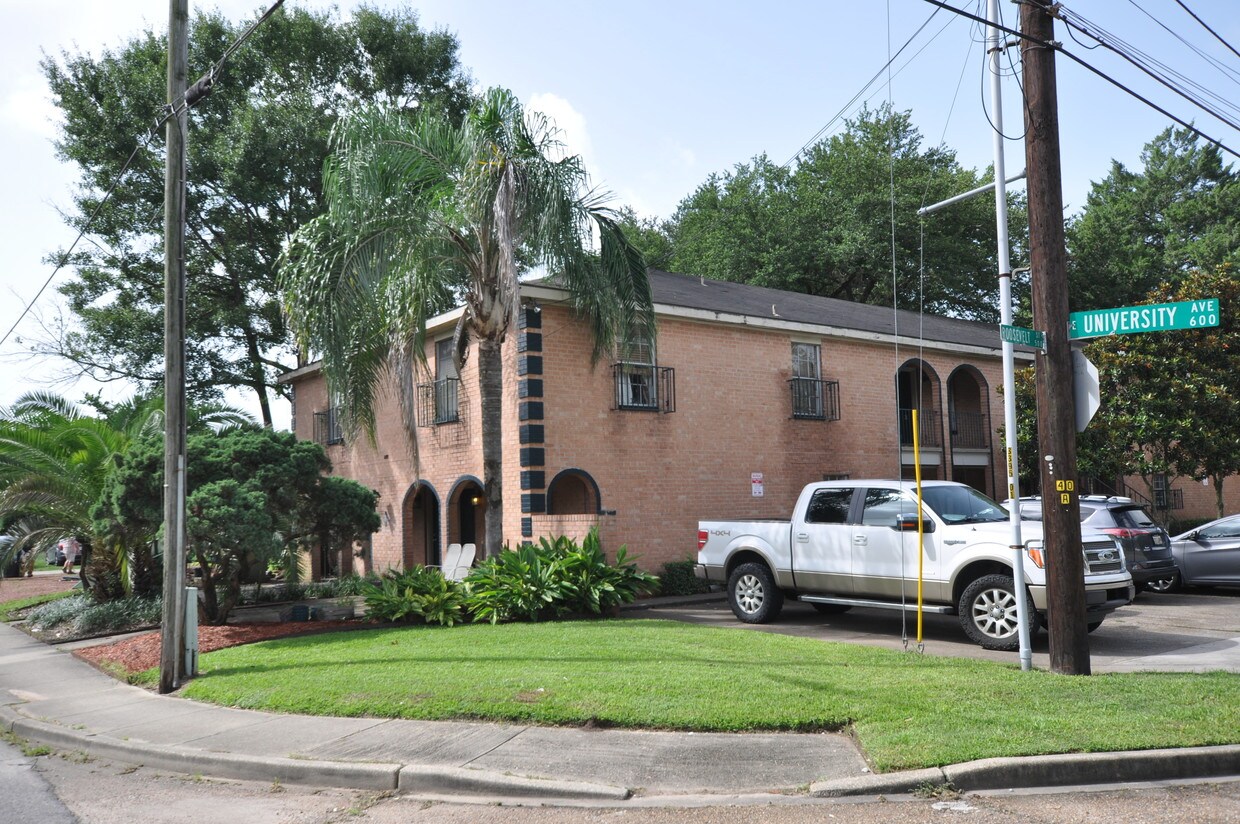 Primary Photo - 600 E University Ave