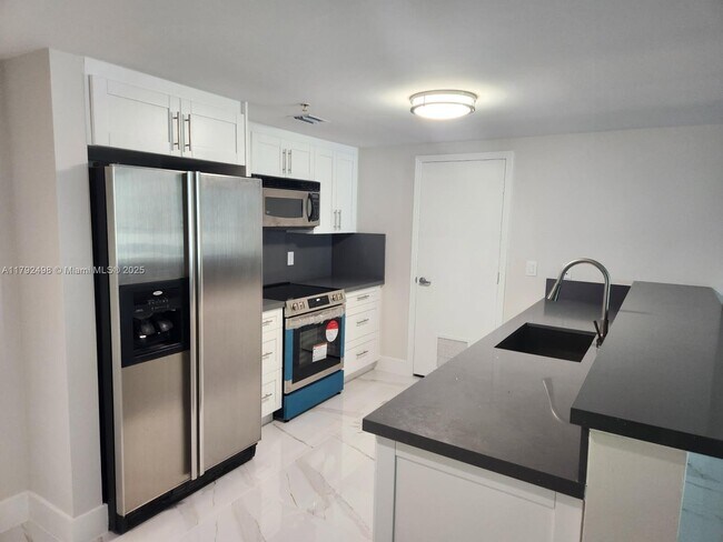Foto del edificio - 9066 SW 73rd Ct