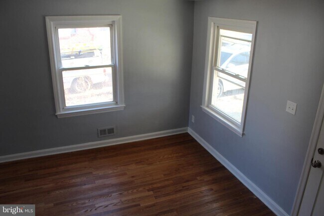 Building Photo - 4814 Kenwood Ave