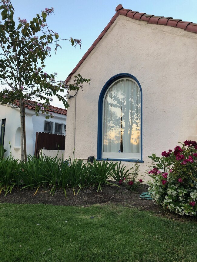 front enrance - 618 N La Jolla Ave