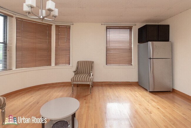 Foto del edificio - 4920 W Irving Park Rd