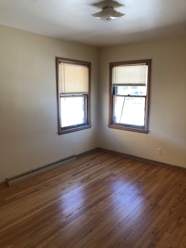 Building Photo - Nice 3 Bedroom Single Family Home w/ off s...