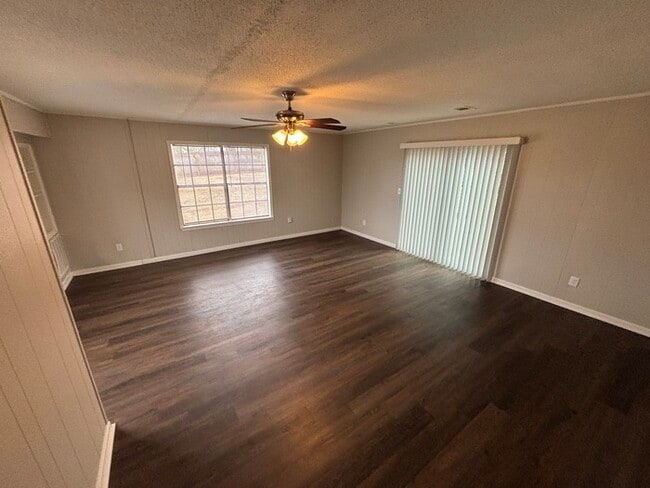 Building Photo - 2400 Parkwood Dr