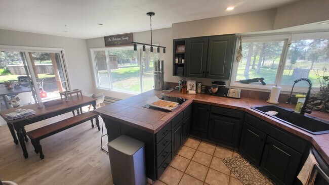 Foto del edificio - 4 bedroom 3 bath horse property- 6 acres i...
