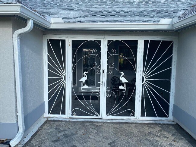 Building Photo - Spectacular ANNUAL LEASE, Fully Furnished/...