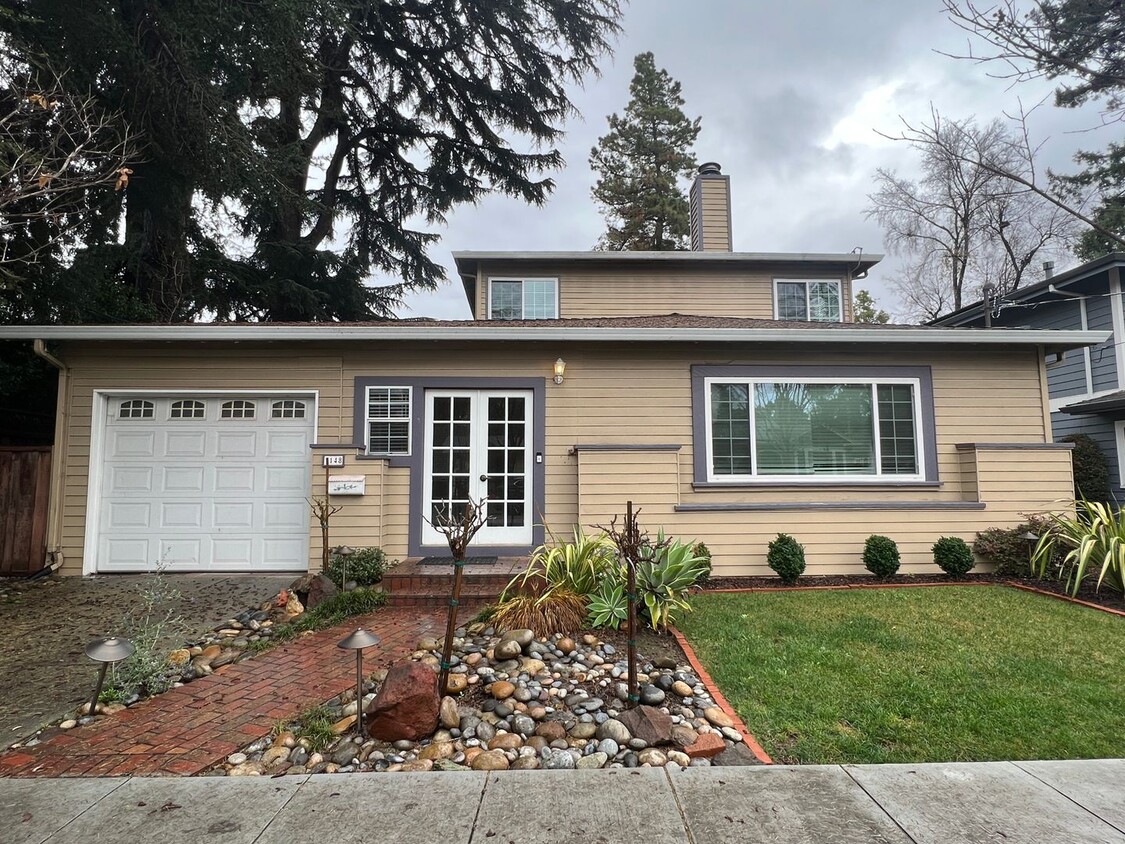 Primary Photo - Attractive and Spacious 4 Bedroom 3 Bath R...