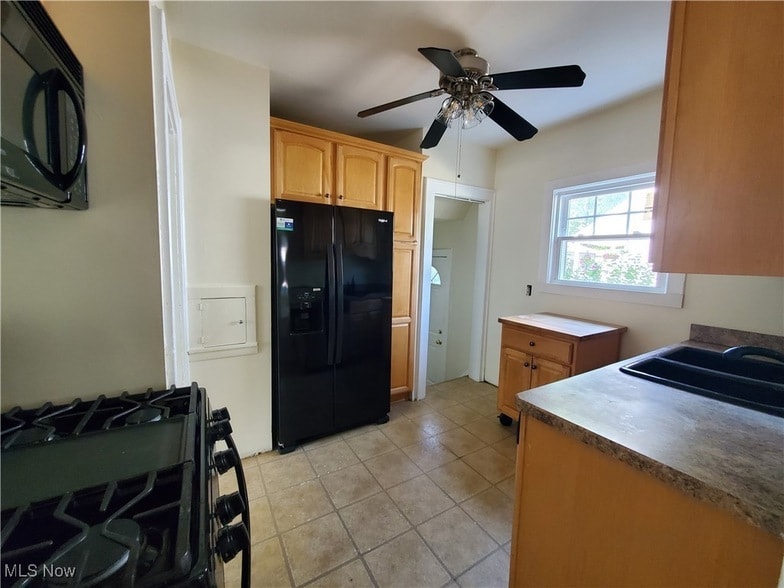 1686 Avalon Rd Cleveland, OH 44112 – photo 4