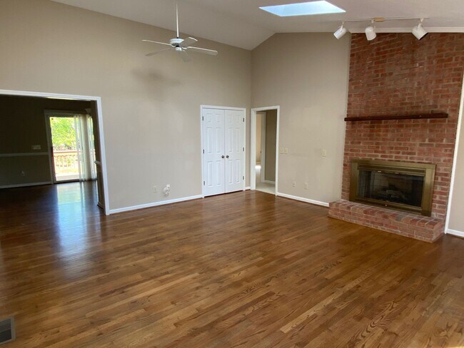 Building Photo - Blacksburg, 3 BR /  2.5 BA, Available in July