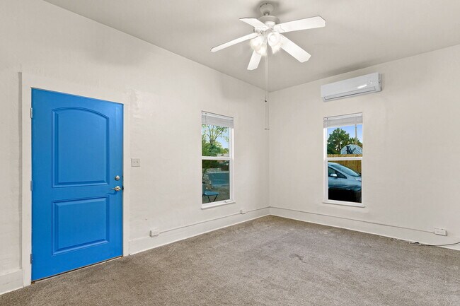 Sala de estar con techos de 3,65 metros (12 pies) de altura. - 306 S San Pedro St