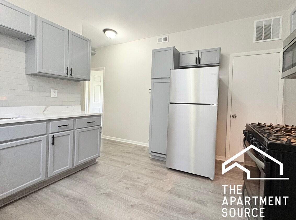 Foto principal - 4854 W Diversey Ave