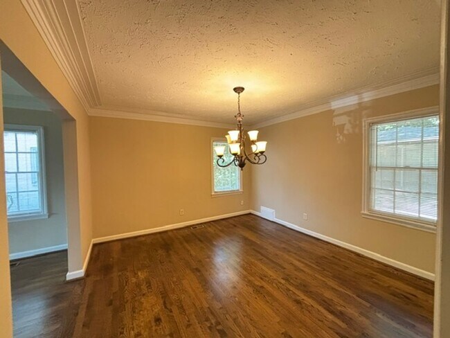 Building Photo - 1531 Iris Dr