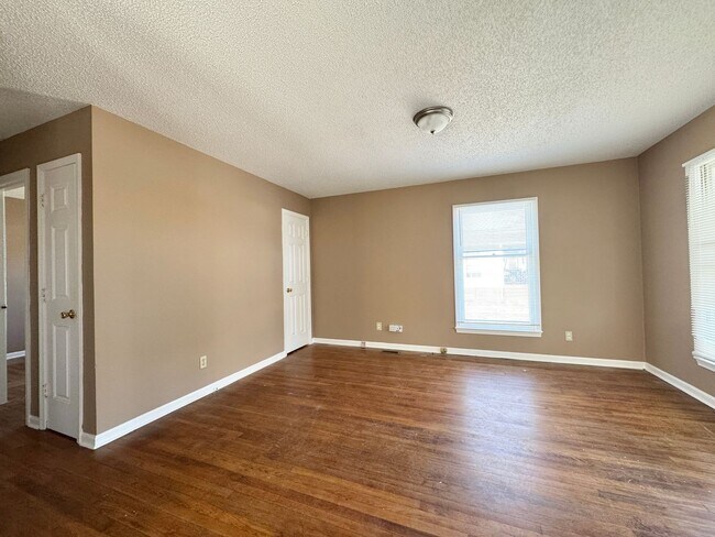 Building Photo - 3 Bedroom Convenient to A&T and Downtown G...