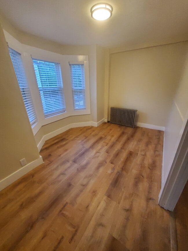 Small bedroom that could be used as an office - 25 New York St