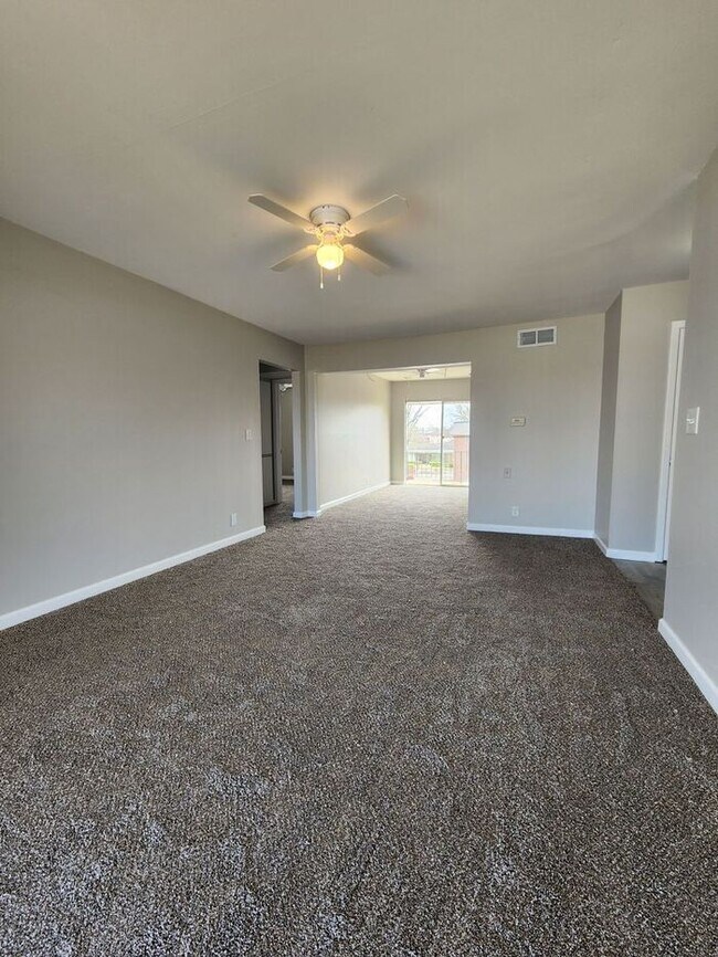 Building Photo - 2 Bedroom Apartment with 2 Balconys