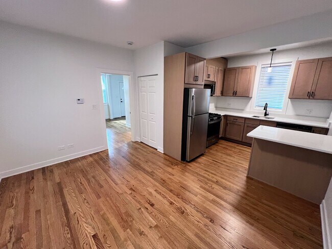 Foto del edificio - 2306 N Hoyne Ave