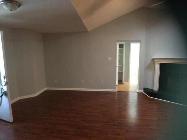 Building Photo - 105 Northeast Drive