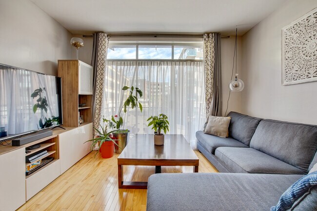 Building Photo - 2225 Boul De Maisonneuve E