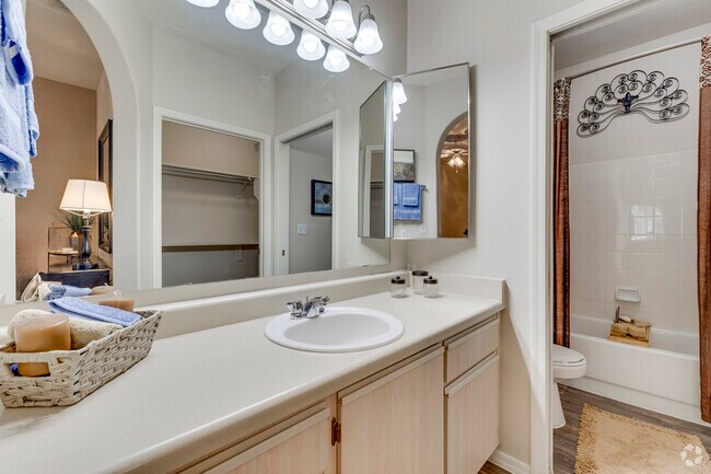 2HAB, 2BA - 1,150 ft² - Baño principal - Ventana