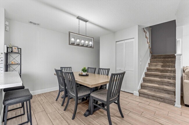 Building Photo - 1596 Shaker Cir