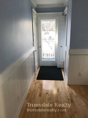 Building Photo - Gorgeous 2 Bedroom in Belmont with Parking!