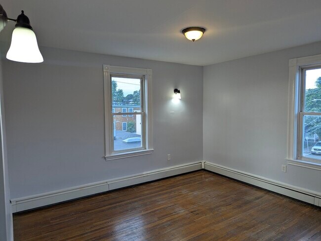 Building Photo - 47 Roslyn St