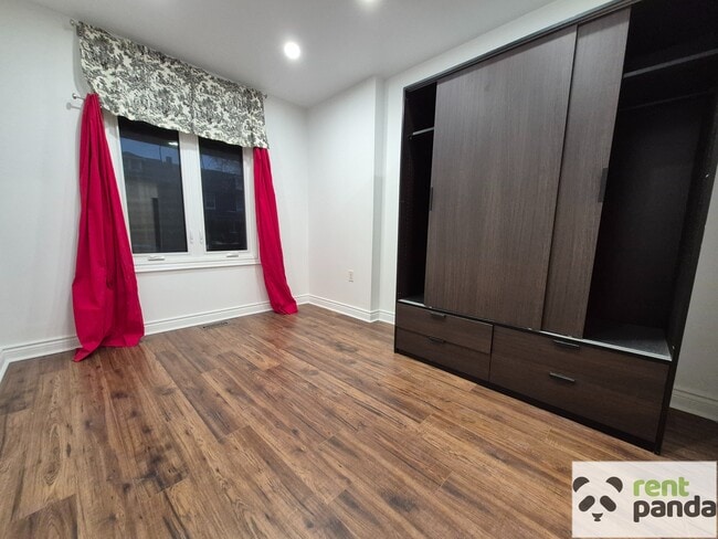 Building Photo - 156 Oakcrest Ave