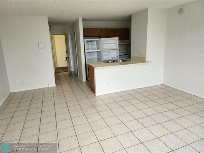 Building Photo - 2501 Riverside Dr