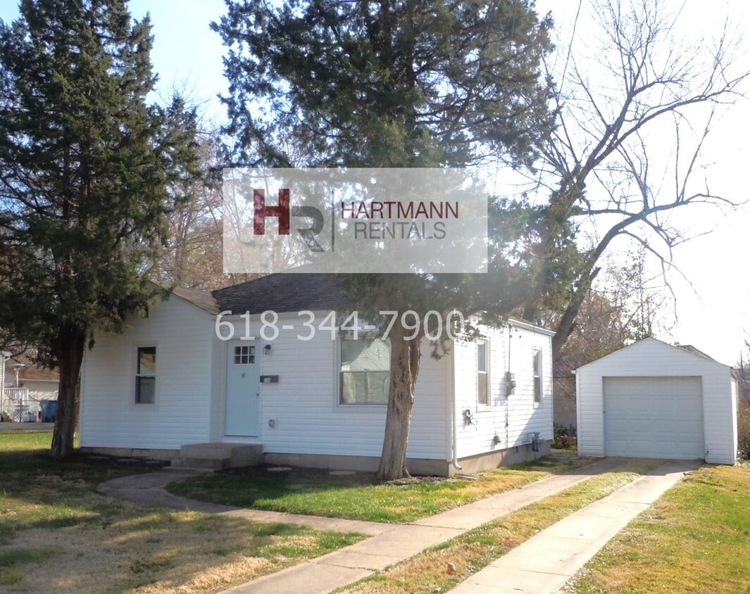 Two Bedroom Home with Utility Room off Kitchen and a Garage!! - Two Bedroom Home with Utility Room off Kitchen and a Garage!!