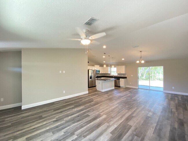 Foto del edificio - Custom Home - Kingsland Country Estates Desirable  4/2/2 **Won't Last**
