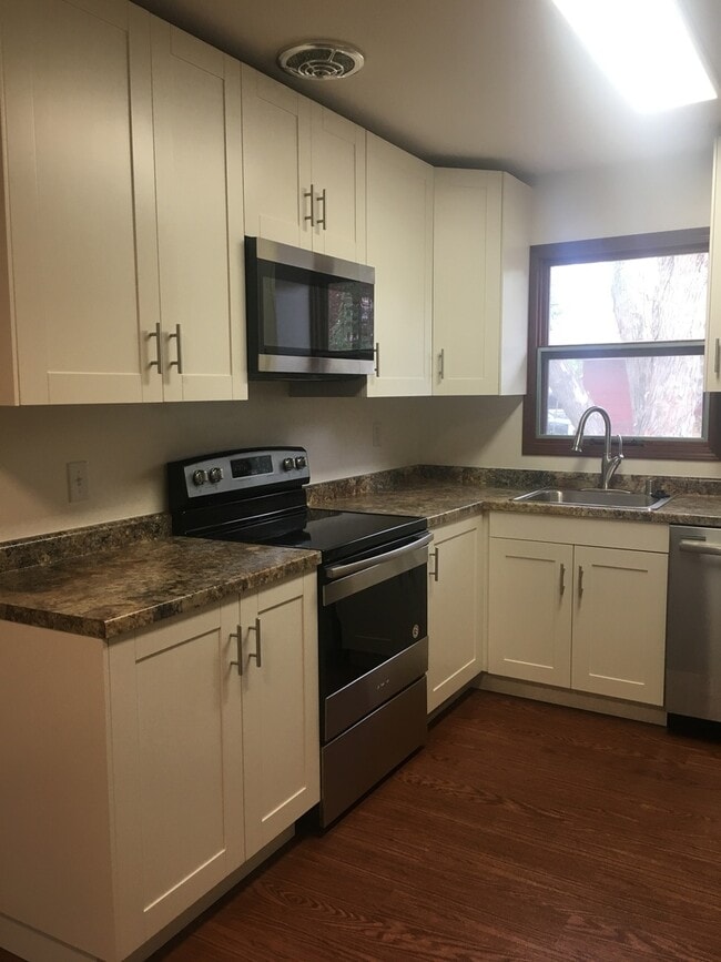 Building Photo - 2017 Cameron Dr